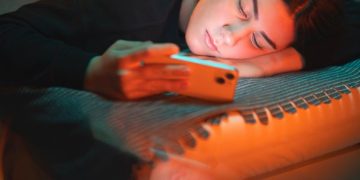 6 Practical Parenting Tips For Social Media Usage With Your Adult Daughter