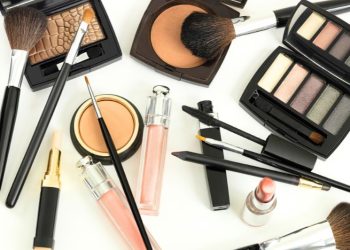 6-Step Glowy Summer Makeup Look for Mature Skin – Easy & Quick Guide