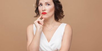 How To Dress To Disguise Your Tummy: 2 Style Tips For Perimenopausal Women