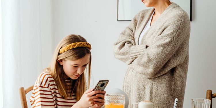 How To Respond To Criticism Without Losing Yourself: 4 Steps To Build Emotional Intelligence