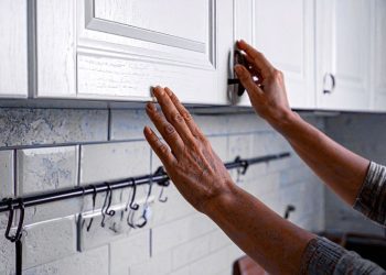 9 Things To Know About Choosing Kitchen Cabinets For Midlife Women